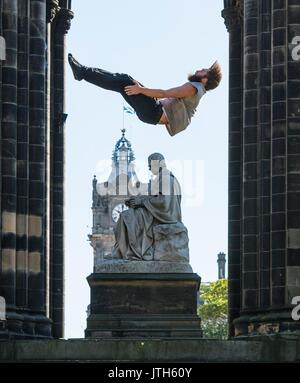 Edinburgh, Großbritannien. 09 Aug, 2017. Manu Tiger von Tiger Zirkus ist in der Luft über Edinburgh durch Massimilliano Rossetti von Lost in Translation Zirkus für ihre Co angetrieben - Produktion, befestigt, beim Edinburgh Fringe Festival; Credit: Rich Dyson/Alamy leben Nachrichten Stockfoto