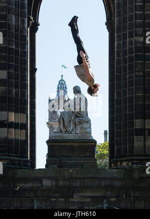 Edinburgh, Großbritannien. 09 Aug, 2017. Manu Tiger von Tiger Zirkus ist in der Luft über Edinburgh durch Massimilliano Rossetti von Lost in Translation Zirkus für ihre Co angetrieben - Produktion, befestigt, beim Edinburgh Fringe Festival; Credit: Rich Dyson/Alamy leben Nachrichten Stockfoto