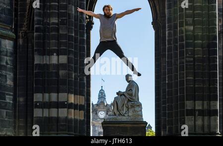 Edinburgh, Großbritannien. 09 Aug, 2017. Manu Tiger von Tiger Zirkus ist in der Luft über Edinburgh durch Massimilliano Rossetti von Lost in Translation Zirkus für ihre Co angetrieben - Produktion, befestigt, beim Edinburgh Fringe Festival; Credit: Rich Dyson/Alamy leben Nachrichten Stockfoto