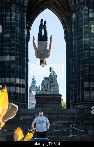 Edinburgh, Großbritannien. 09 Aug, 2017. Manu Tiger von Tiger Zirkus ist in der Luft über Edinburgh durch Massimilliano Rossetti von Lost in Translation Zirkus für ihre Co angetrieben - Produktion, befestigt, beim Edinburgh Fringe Festival; Credit: Rich Dyson/Alamy leben Nachrichten Stockfoto