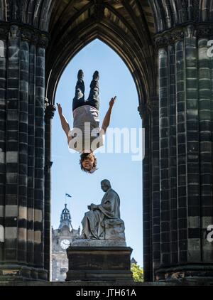 Edinburgh, Großbritannien. 09 Aug, 2017. Manu Tiger von Tiger Zirkus ist in der Luft über Edinburgh durch Massimilliano Rossetti von Lost in Translation Zirkus für ihre Co angetrieben - Produktion, befestigt, beim Edinburgh Fringe Festival; Credit: Rich Dyson/Alamy leben Nachrichten Stockfoto