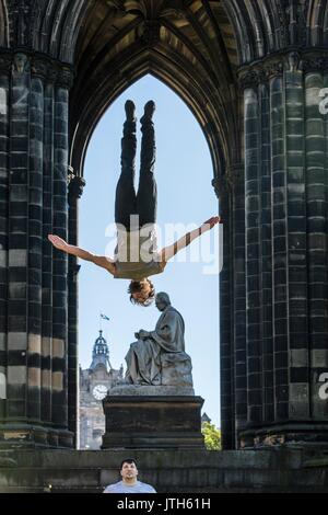 Edinburgh, Großbritannien. 09 Aug, 2017. Manu Tiger von Tiger Zirkus ist in der Luft über Edinburgh durch Massimilliano Rossetti von Lost in Translation Zirkus für ihre Co angetrieben - Produktion, befestigt, beim Edinburgh Fringe Festival; Credit: Rich Dyson/Alamy leben Nachrichten Stockfoto