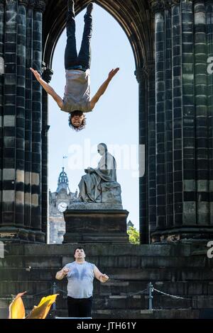 Edinburgh, Großbritannien. 09 Aug, 2017. Manu Tiger von Tiger Zirkus ist in der Luft über Edinburgh durch Massimilliano Rossetti von Lost in Translation Zirkus für ihre Co angetrieben - Produktion, befestigt, beim Edinburgh Fringe Festival; Credit: Rich Dyson/Alamy leben Nachrichten Stockfoto