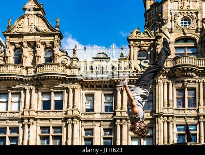 Edinburgh, Großbritannien. 09 Aug, 2017. Manu Tiger von Tiger Zirkus ist in der Luft über Edinburgh durch Massimilliano Rossetti von Lost in Translation Zirkus für ihre Co angetrieben - Produktion, befestigt, beim Edinburgh Fringe Festival; Credit: Rich Dyson/Alamy leben Nachrichten Stockfoto