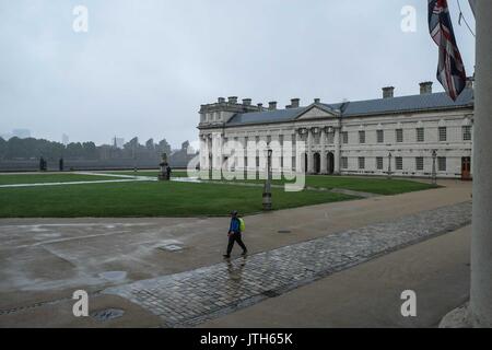 London, Großbritannien. 9 Aug, 2017. Starker Regen am Vormittag auf der Old Royal Naval College in Greenwich. Credit: Claire Doherty/Alamy leben Nachrichten Stockfoto