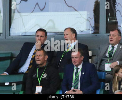 Nationale Fußball-Stadion im Windsor Park, Belfast, Nordirland. 08. August 2017. Die UEFA-U19-Europameisterschaft Gruppe A - Nordirland gegen Spanien. Malky Mackay (links hinten) Leistung Direktor des Schottischen Fußballverbands, Scottish FA-Hauptgeschäftsführer Stewart Regan, Patrick Nelson (hinten rechts), Hauptgeschäftsführer der Irish Football Association, Jim Magilton (vorne links), Elite Leistung Direktor Irish Football Association, und Nordirland internationale Fußball-Manager Michael O'Neill Alle beobachten Sie das Spiel. Quelle: David Hunter/Alamy Leben Nachrichten. Stockfoto