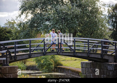 Clydebank, Glasgow, Schottland, Großbritannien. 9th. August 2017. Junge Jungs spielen Pooh-Stöcke, wenn das Sommerwetter zurückkehrt und Einheimische den Sommer auf dem Forth genießen und Clyde Kanal und Schottland fängt die Sonne und Großbritannien leidet anderes Wetter Kredit: gerard Ferry/Alamy Live News Stockfoto