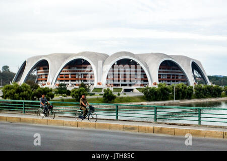 Pjöngjang Pjöngjang, China. 8 Aug, 2017. Pyongyang, North Korea-August 8 2017: (redaktionelle Verwendung. CHINA) Die Rungrado 1. Mai Stadion ist ein Fußballstadion in Pyongyang, Nordkorea, die am 1. Mai 1989 abgeschlossen. Es ist das größte Stadion der Welt mit einer Kapazität von insgesamt 114.000. Die Website nimmt eine Fläche von 20,7 Hektar (51 Morgen). Es ist nicht mit dem in der Nähe gelegenen 50.000 Kapazität Kim Il-sung Stadion verwirrt zu werden. Credit: SIPA Asien/ZUMA Draht/Alamy leben Nachrichten Stockfoto