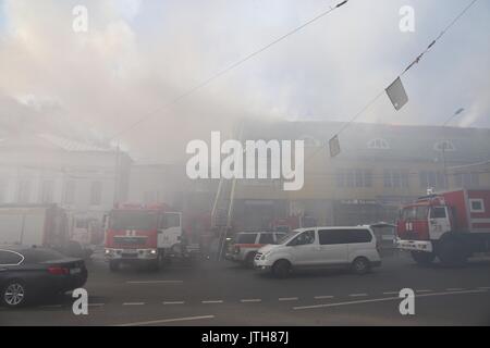 Moskau. 9 Aug, 2017. Foto auf Aug 9, 2017 zeigt die Feuerszene in Moskau, Russland. Brand in einem Gebäude im Osten von Moskau, die Hauptstadt Russlands, am Mittwoch Nachmittag sagten Zeugen. Credit: Bai Xueqi/Xinhua/Alamy leben Nachrichten Stockfoto