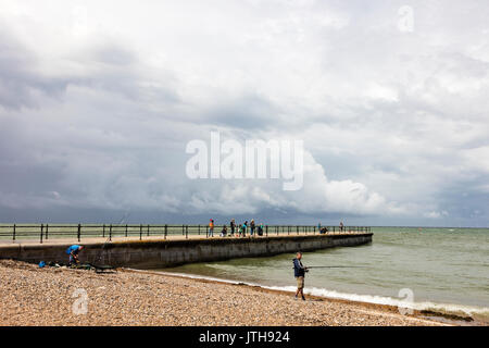 Herne Bay, Kent, Großbritannien - 9 August 2017. UK Wetter News. Ein Tag, an dem die Prognose droht schwerer Regen in einen warmen Sommertag mit stürmischen Wolken bei Hampton Herne Bay dreht, in der Themsemündung. Familien, Kinder und Angler machen Sie das Beste aus der sonnigen Perioden zu Fisch und Krabben fangen die kleinen Pier. Credit: Richard Donovan/Live Alamy Nachrichten Stockfoto