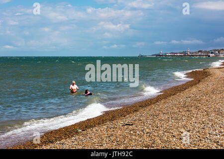 Herne Bay, Kent, Großbritannien - 9 August 2017. UK Wetter News. Ein Tag, an dem die Prognose droht schwerer Regen in einen warmen Sommertag mit stürmischen Wolken bei Hampton Herne Bay dreht, in der Themsemündung. Familien, Kinder und Angler machen Sie das Beste aus der sonnigen Perioden zu Fisch und Krabben fangen die kleinen Pier. Credit: Richard Donovan/Live Alamy Nachrichten Stockfoto