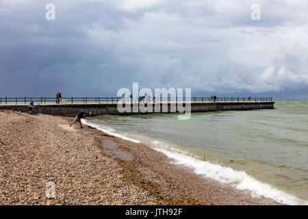 Herne Bay, Kent, Großbritannien - 9 August 2017. UK Wetter News. Ein Tag, an dem die Prognose droht schwerer Regen in einen warmen Sommertag mit stürmischen Wolken bei Hampton Herne Bay dreht, in der Themsemündung. Familien, Kinder und Angler machen Sie das Beste aus der sonnigen Perioden zu Fisch und Krabben fangen die kleinen Pier. Credit: Richard Donovan/Live Alamy Nachrichten Stockfoto