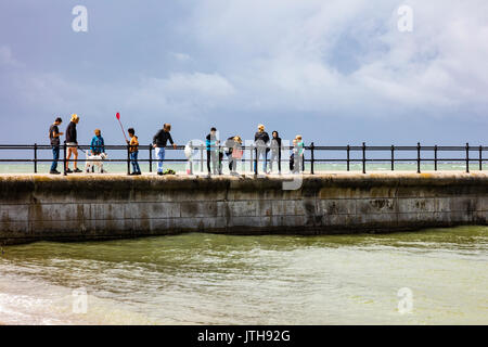 Herne Bay, Kent, Großbritannien - 9 August 2017. UK Wetter News. Ein Tag, an dem die Prognose droht schwerer Regen in einen warmen Sommertag mit stürmischen Wolken bei Hampton Herne Bay dreht, in der Themsemündung. Familien, Kinder und Angler machen Sie das Beste aus der sonnigen Perioden zu Fisch und Krabben fangen die kleinen Pier. Credit: Richard Donovan/Live Alamy Nachrichten Stockfoto