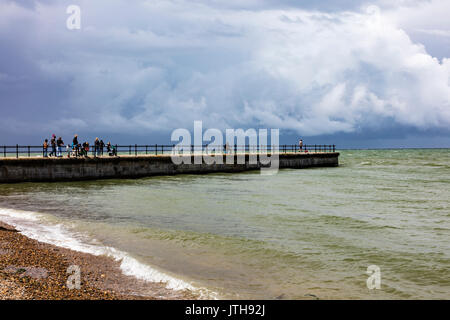 Herne Bay, Kent, Großbritannien - 9 August 2017. UK Wetter News. Ein Tag, an dem die Prognose droht schwerer Regen in einen warmen Sommertag mit stürmischen Wolken bei Hampton Herne Bay dreht, in der Themsemündung. Familien, Kinder und Angler machen Sie das Beste aus der sonnigen Perioden zu Fisch und Krabben fangen die kleinen Pier. Credit: Richard Donovan/Live Alamy Nachrichten Stockfoto