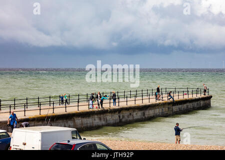 Herne Bay, Kent, Großbritannien - 9 August 2017. UK Wetter News. Ein Tag, an dem die Prognose droht schwerer Regen in einen warmen Sommertag mit stürmischen Wolken bei Hampton Herne Bay dreht, in der Themsemündung. Familien, Kinder und Angler machen Sie das Beste aus der sonnigen Perioden zu Fisch und Krabben fangen die kleinen Pier. Credit: Richard Donovan/Live Alamy Nachrichten Stockfoto