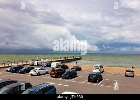 Herne Bay, Kent, Großbritannien - 9 August 2017. UK Wetter News. Ein Tag, an dem die Prognose droht schwerer Regen in einen warmen Sommertag mit stürmischen Wolken bei Hampton Herne Bay dreht, in der Themsemündung. Familien, Kinder und Angler machen Sie das Beste aus der sonnigen Perioden zu Fisch und Krabben fangen die kleinen Pier. Credit: Richard Donovan/Live Alamy Nachrichten Stockfoto