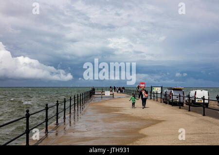 Herne Bay, Kent, Großbritannien - 9 August 2017. UK Wetter News. Ein Tag, an dem die Prognose droht schwerer Regen in einen warmen Sommertag mit stürmischen Wolken bei Hampton Herne Bay dreht, in der Themsemündung. Familien, Kinder und Angler machen Sie das Beste aus der sonnigen Perioden zu Fisch und Krabben fangen die kleinen Pier. Credit: Richard Donovan/Live Alamy Nachrichten Stockfoto