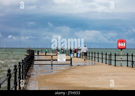 Herne Bay, Kent, Großbritannien - 9 August 2017. UK Wetter News. Ein Tag, an dem die Prognose droht schwerer Regen in einen warmen Sommertag mit stürmischen Wolken bei Hampton Herne Bay dreht, in der Themsemündung. Familien, Kinder und Angler machen Sie das Beste aus der sonnigen Perioden zu Fisch und Krabben fangen die kleinen Pier. Credit: Richard Donovan/Live Alamy Nachrichten Stockfoto