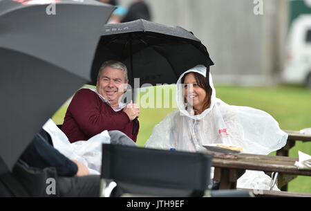 Brighton, UK. 9 Aug, 2017. Racegoers bleiben trocken an der Marstons Renntag in der Maronthonbet Festival der Racing am Brighton Racecourse: Simon Dack/Alamy leben Nachrichten Stockfoto