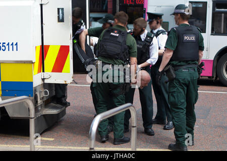 Das Stadtzentrum von Belfast, Nordirland. 9. August 2017. Ein Mann wird festgenommen, zurückhaltend und zu einem wartenden Polizei Landrover durchgeführt. Es ist nicht bekannt, ob irgendein Verbrechen, die von dieser Person zu dieser Zeit verpflichtet wurde. Credit: Bonzo/Alamy leben Nachrichten Stockfoto