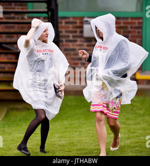 Brighton, UK. 9 Aug, 2017. Racegoers der Regen an der Marstons Race Day brave im Maronthonbet Festival der Racing am Brighton Racecourse: Simon Dack/Alamy leben Nachrichten Stockfoto