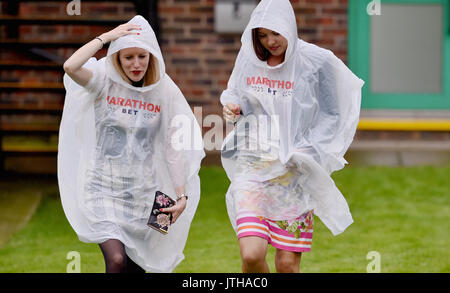 Brighton, UK. 9 Aug, 2017. Racegoers der Regen an der Marstons Race Day brave im Maronthonbet Festival der Racing am Brighton Racecourse: Simon Dack/Alamy leben Nachrichten Stockfoto