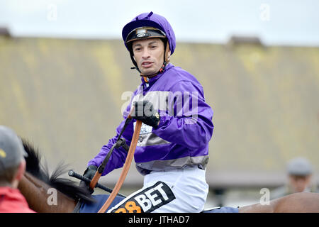 Brighton, UK. 9 Aug, 2017. Jockey Silvestre De Sousa gewinnt die Werft Brauerei Handicap Stangen auf Overhaugh Straße an der Marstons Renntag in der Maronthonbet Festival der Racing am Brighton Racecourse: Simon Dack/Alamy leben Nachrichten Stockfoto