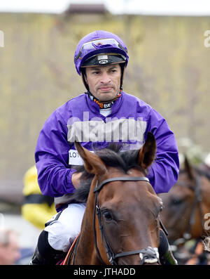 Brighton, UK. 9 Aug, 2017. Jockey Silvestre De Sousa gewinnt die Werft Brauerei Handicap Stangen auf Overhaugh Straße an der Marstons Renntag in der Maronthonbet Festival der Racing am Brighton Racecourse: Simon Dack/Alamy leben Nachrichten Stockfoto