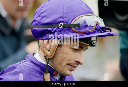 Brighton, UK. 9 Aug, 2017. Jockey Silvestre De Sousa gewinnt die Werft Brauerei Handicap Stangen auf Overhaugh Straße an der Marstons Renntag in der Maronthonbet Festival der Racing am Brighton Racecourse: Simon Dack/Alamy leben Nachrichten Stockfoto