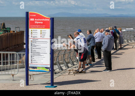 Eine neue Hochwasserleitung wurde per Schiff von Norwegen an die Küste Irlands transportiert und wird nun am Anchorsholme Beach, Blackpool, Lancashire, installiert. August 2017. Diese neue, erweiterte untergetauchte Fallleitung wird das überschüssige, abgeschirmte Regenwasser ins Meer ableiten und ist Teil der Verbesserungen am Wassermanagementsystem der Küste von Fylde. Die 20.000-Tonnen-Rohrleitung, die mit Luft gefüllt war, um sie über Wasser zu halten, verließ Irland am Samstagnachmittag und wurde mit einer Eskorte von 4 Schiffen über die Irische See gezogen. Stockfoto