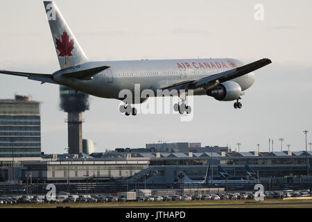 Juni 10, 2017 - Richmond, British Columbia, Kanada - ein Air Canada Boeing 767 (C-BAZL) wide-Body Jet Airliner im Endanflug zur Landung auf dem Internationalen Flughafen von Vancouver. (Bild: © bayne Stanley über ZUMA Draht) Stockfoto