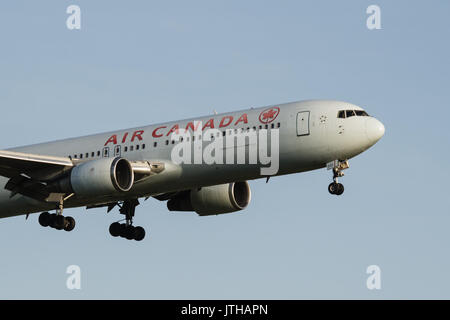 Juni 10, 2017 - Richmond, British Columbia, Kanada - ein Air Canada Boeing 767 (C-BAZL) wide-Body Jet Airliner im Endanflug zur Landung auf dem Internationalen Flughafen von Vancouver. (Bild: © bayne Stanley über ZUMA Draht) Stockfoto