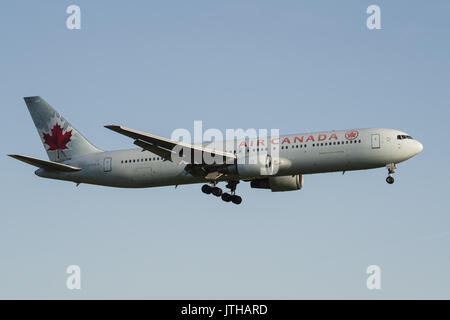 Juni 10, 2017 - Richmond, British Columbia, Kanada - ein Air Canada Boeing 767 (C-BAZL) wide-Body Jet Airliner im Endanflug zur Landung auf dem Internationalen Flughafen von Vancouver. (Bild: © bayne Stanley über ZUMA Draht) Stockfoto