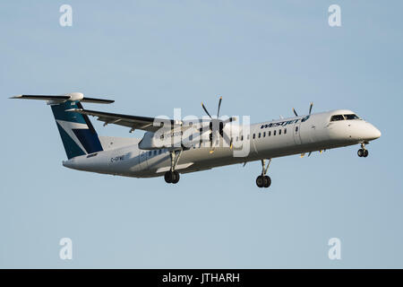 Juni 10, 2017 - Richmond, British Columbia, Kanada - eine WestJet Encore Bombardier Dash 8 Q400 (C-GPWE) Turboprop regional Airliner im Endanflug zur Landung auf dem Internationalen Flughafen von Vancouver. WestJet Encore ist eine 100-prozentige Tochtergesellschaft der WestJet Airlines und ist in Calgary, Alberta. (Bild: © bayne Stanley über ZUMA Draht) Stockfoto