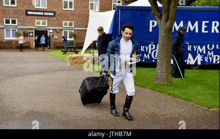 Brighton, UK. 9 Aug, 2017. Jockey Silvestre De Sousa verlässt die Rennbahn nach dem Reiten drei Gewinner am Marstons Renntag in der Maronthonbet Festival der Racing am Brighton Racecourse: Simon Dack/Alamy leben Nachrichten Stockfoto