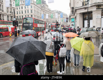 London, Großbritannien. 9 Aug, 2017. Fußgänger an einer roten Ampel an der Regent Street in London, UK, 9. August 2017 warten. Foto: Rainer Jensen/dpa/Alamy leben Nachrichten Stockfoto