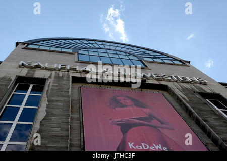 Berlin, Deutschland. 09 Aug, 2017. Eine Wolke am Himmel über dem Kaufhaus Kaufhaus des Westens (KaDeWe) in Berlin, Deutschland, 09. August 2017. Eine TV-Serie, basierend auf dem legendären Kaufhaus der 110-jährigen Geschichte. Foto: Christina Peters/dpa/Alamy leben Nachrichten Stockfoto