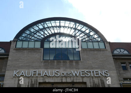 Berlin, Deutschland. 09 Aug, 2017. Die Sonne strahlt durch das Glasdach des Kaufhaus Kaufhaus des Westens (KaDeWe) in Berlin, Deutschland, 09. August 2017. Eine TV-Serie, basierend auf dem legendären Kaufhaus der 110-jährigen Geschichte. Foto: Christina Peters/dpa/Alamy leben Nachrichten Stockfoto