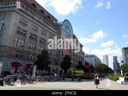 Berlin, Deutschland. 09 Aug, 2017. Fußgänger außerhalb des Kaufhaus des Westens (KaDeWe) in Berlin, Deutschland, 09. August 2017. Eine TV-Serie, basierend auf dem legendären Kaufhaus der 110-jährigen Geschichte. Foto: Christina Peters/dpa/Alamy leben Nachrichten Stockfoto