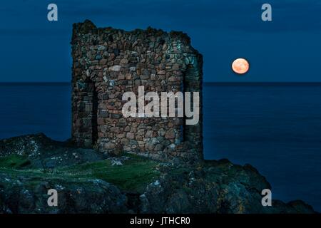 Elie, Fife, Großbritannien. 9. August 2017. Der Mond erhebt sich über Lady's Tower in Elie, Fife. Die Struktur wurde 1760 für Lady Janet Anstruther gebaut als ein Umkleideraum vor ihrem Morgen baden Routine zu verwenden. Credit: Rich Dyson/Alamy leben Nachrichten Stockfoto