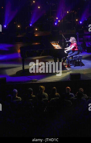 London, Großbritannien. 09 Aug, 2017. Max Raabe Live auf der Bühne bei Eventim Hammersmith Apollo in London. Foto Datum: Mittwoch, 9. August 2017. Photo credit sollte lesen Credit: Roger Garfield/Alamy leben Nachrichten Stockfoto