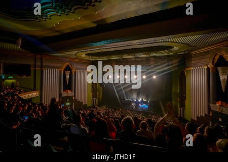 London, Großbritannien. 09 Aug, 2017. Max Raabe Live auf der Bühne bei Eventim Hammersmith Apollo in London. Foto Datum: Mittwoch, 9. August 2017. Photo credit sollte lesen Credit: Roger Garfield/Alamy leben Nachrichten Stockfoto