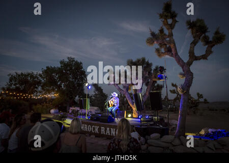 Pioneertown, Kalifornien, USA. 22. Juli 2017. Juli 22, 2017 - Pioneertown, CA - RYAN BINGHAM führt ein akustisches Set im Freien vor einer intimen Masse von ca. 100 Fans in einem Benefizkonzert für die Mojave Wüste Land Trust in Rimrock Ranch, nicht weit von der Joshua Tree National Park. Foto von David Poller Credit: David Poller/ZUMA Draht/Alamy leben Nachrichten Stockfoto