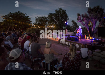 Pioneertown, Kalifornien, USA. 22. Juli 2017. Juli 22, 2017 - Pioneertown, CA - RYAN BINGHAM führt ein akustisches Set im Freien vor einer intimen Masse von ca. 100 Fans in einem Benefizkonzert für die Mojave Wüste Land Trust in Rimrock Ranch, nicht weit von der Joshua Tree National Park. Foto von David Poller Credit: David Poller/ZUMA Draht/Alamy leben Nachrichten Stockfoto