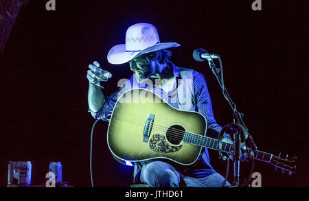 Pioneertown, Kalifornien, USA. 22. Juli 2017. Juli 22, 2017 - Pioneertown, CA - RYAN BINGHAM führt ein akustisches Set im Freien vor einer intimen Masse von ca. 100 Fans in einem Benefizkonzert für die Mojave Wüste Land Trust in Rimrock Ranch, nicht weit von der Joshua Tree National Park. Foto von David Poller Credit: David Poller/ZUMA Draht/Alamy leben Nachrichten Stockfoto
