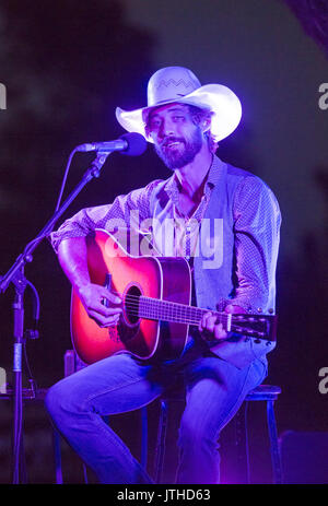 Pioneertown, Kalifornien, USA. 22. Juli 2017. Juli 22, 2017 - Pioneertown, CA - RYAN BINGHAM führt ein akustisches Set im Freien vor einer intimen Masse von ca. 100 Fans in einem Benefizkonzert für die Mojave Wüste Land Trust in Rimrock Ranch, nicht weit von der Joshua Tree National Park. Foto von David Poller Credit: David Poller/ZUMA Draht/Alamy leben Nachrichten Stockfoto