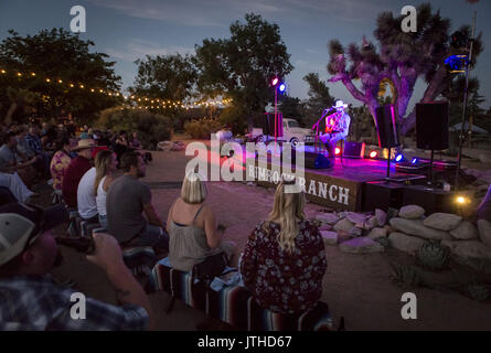 Pioneertown, Kalifornien, USA. 22. Juli 2017. Juli 22, 2017 - Pioneertown, CA - RYAN BINGHAM führt ein akustisches Set im Freien vor einer intimen Masse von ca. 100 Fans in einem Benefizkonzert für die Mojave Wüste Land Trust in Rimrock Ranch, nicht weit von der Joshua Tree National Park. Foto von David Poller Credit: David Poller/ZUMA Draht/Alamy leben Nachrichten Stockfoto