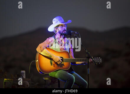 Pioneertown, Kalifornien, USA. 22. Juli 2017. Juli 22, 2017 - Pioneertown, CA - RYAN BINGHAM führt ein akustisches Set im Freien vor einer intimen Masse von ca. 100 Fans in einem Benefizkonzert für die Mojave Wüste Land Trust in Rimrock Ranch, nicht weit von der Joshua Tree National Park. Foto von David Poller Credit: David Poller/ZUMA Draht/Alamy leben Nachrichten Stockfoto