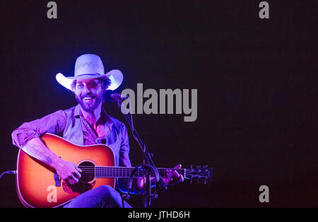 Pioneertown, Kalifornien, USA. 22. Juli 2017. Juli 22, 2017 - Pioneertown, CA - RYAN BINGHAM führt ein akustisches Set im Freien vor einer intimen Masse von ca. 100 Fans in einem Benefizkonzert für die Mojave Wüste Land Trust in Rimrock Ranch, nicht weit von der Joshua Tree National Park. Foto von David Poller Credit: David Poller/ZUMA Draht/Alamy leben Nachrichten Stockfoto