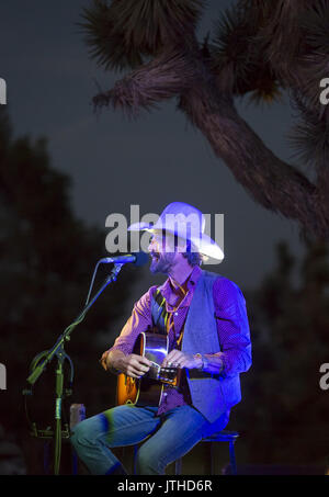 Pioneertown, Kalifornien, USA. 22. Juli 2017. Juli 22, 2017 - Pioneertown, CA - RYAN BINGHAM führt ein akustisches Set im Freien vor einer intimen Masse von ca. 100 Fans in einem Benefizkonzert für die Mojave Wüste Land Trust in Rimrock Ranch, nicht weit von der Joshua Tree National Park. Foto von David Poller Credit: David Poller/ZUMA Draht/Alamy leben Nachrichten Stockfoto